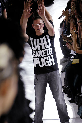 Giles Deacon во время своего показа в рамках London Fashion Week Giles Deacon во время своего показа в рамках London Fashion Week